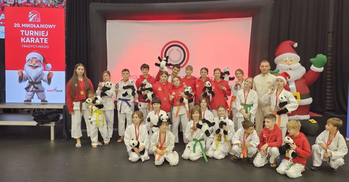Dzieci z sekcji karate Raion Fight Club na Mikołajkowym Turnieju, z medalami i maskotkami
