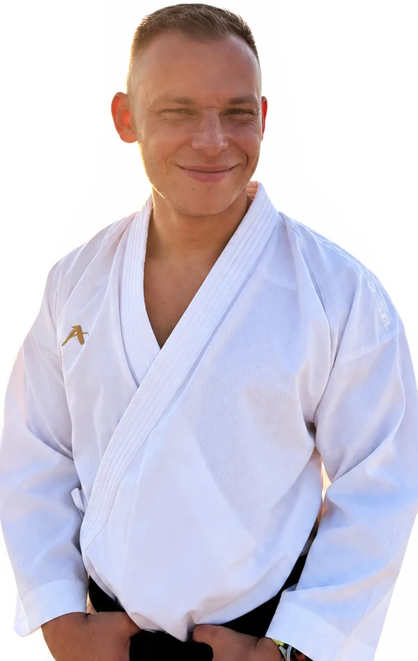 Damian Falkowski w białym karategi