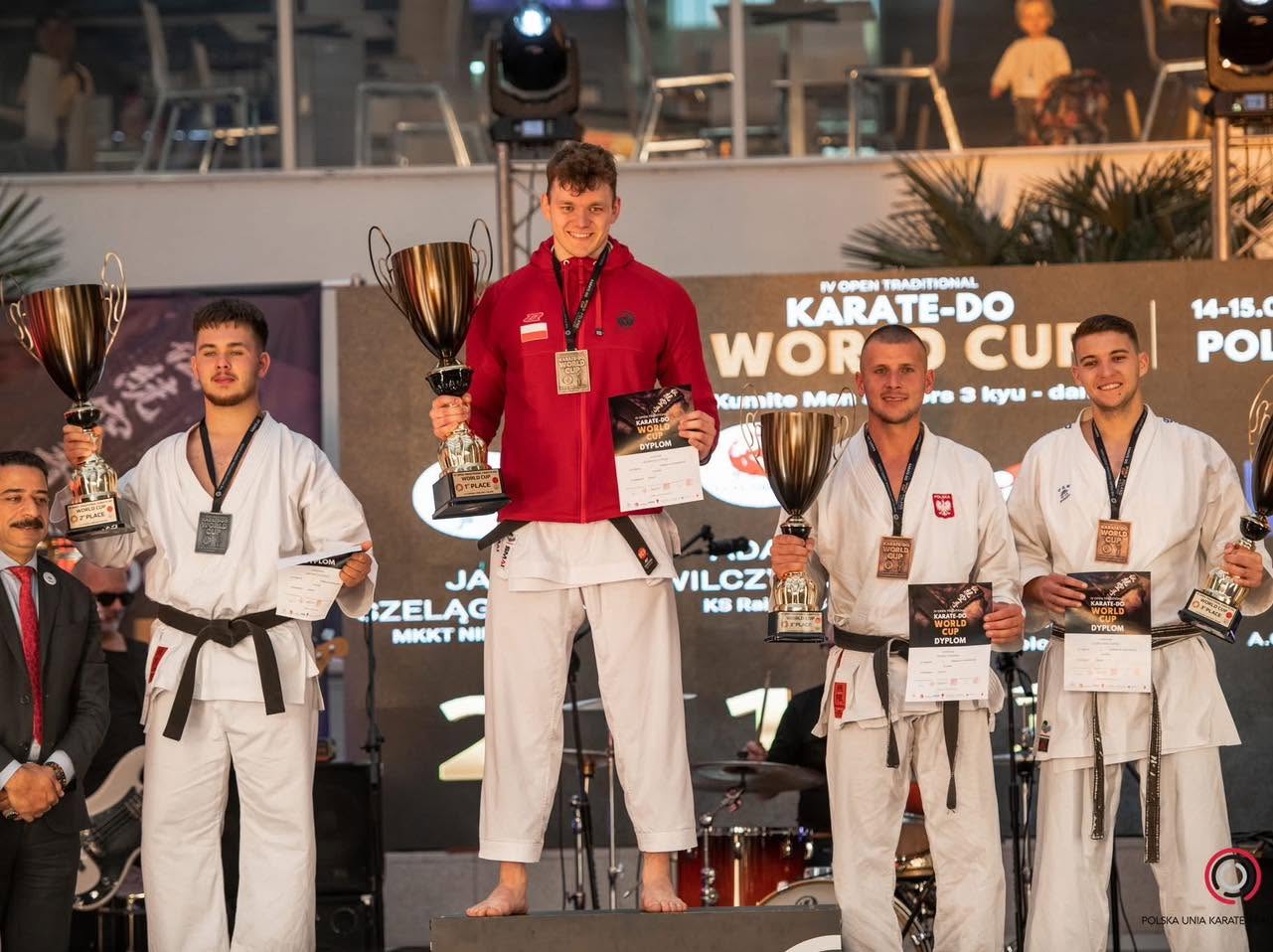 Karateka na podium z pucharem