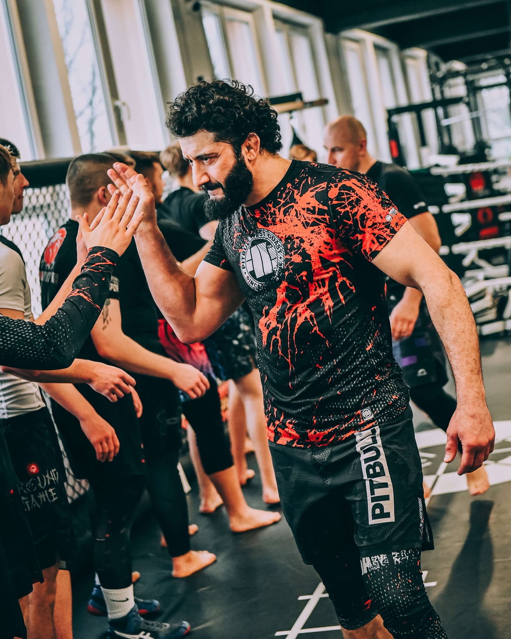 Zawodnik MMA przybijający piątkę